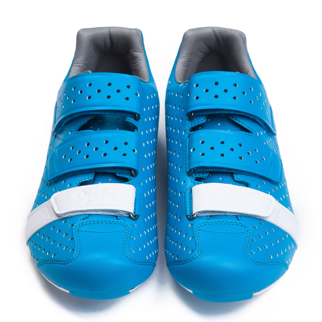 Rapha Climber's Shoes finns förutom blått även i svart/rosa och vit/grå.