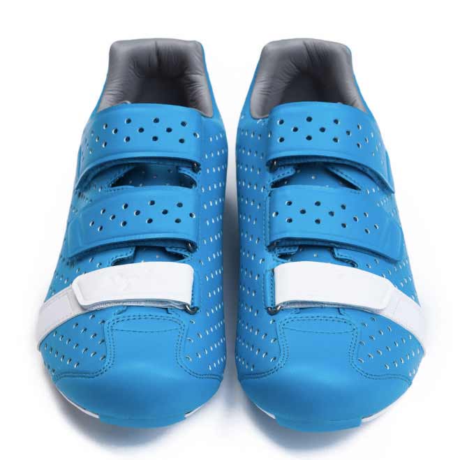 Rapha Climber's Shoes finns förutom blått även i svart/rosa och vit/grå.