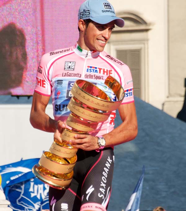 Alberto Contador i med den rosa ledartröjan i Giro d'Italia 2011